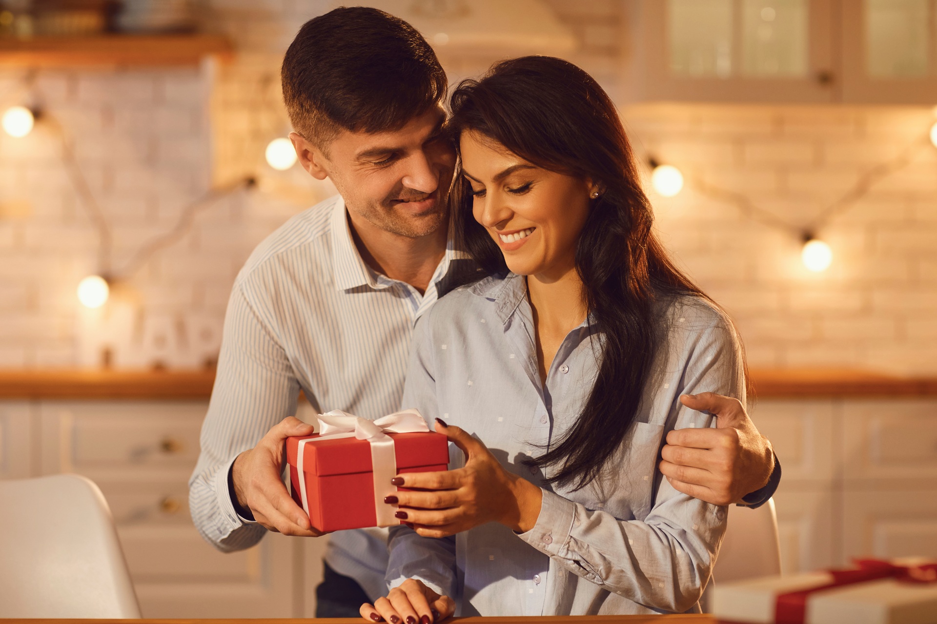 Paarmoment mit Geschenkübergabe | Scheidung


