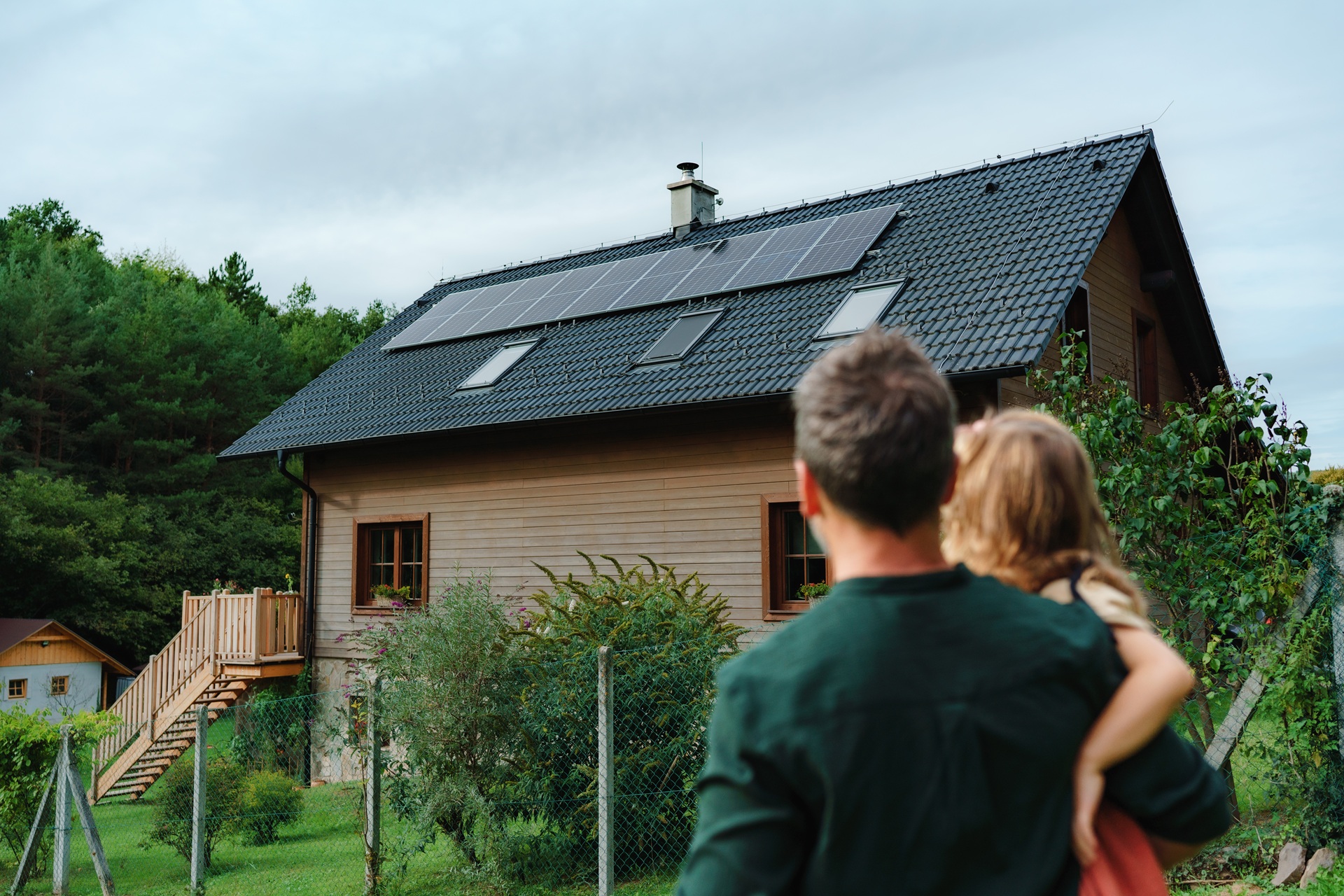 Haus mit PV-Anlage aus Sicht der Familie | Batteriewechselrichter