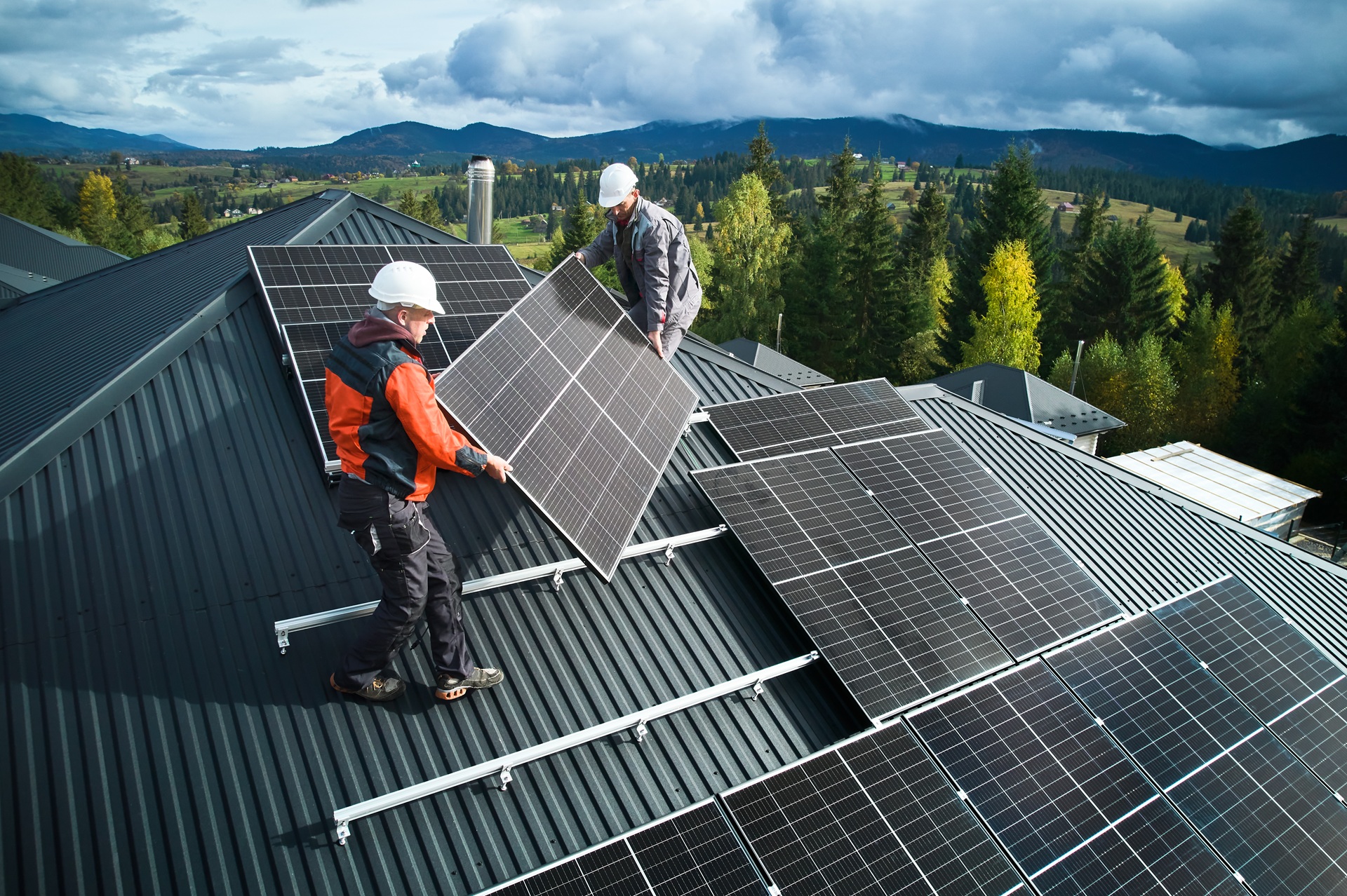 Montage von Solarpanels auf Metalldach | Batteriewechselrichter