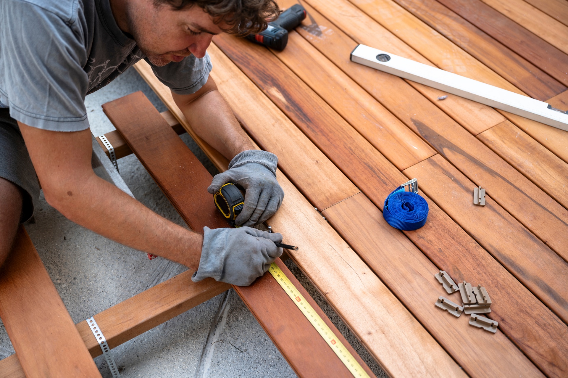 Terrassenverlegung mit Maßband und Klicksystem | Klickfliese 
