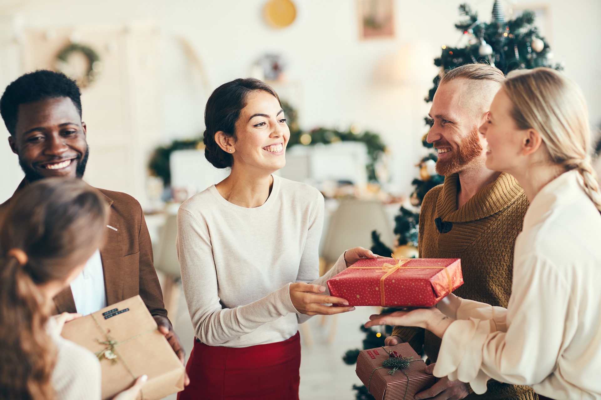 Freunde tauschen Geschenke bei Weihnachtsfeier | Druckluftwaffen