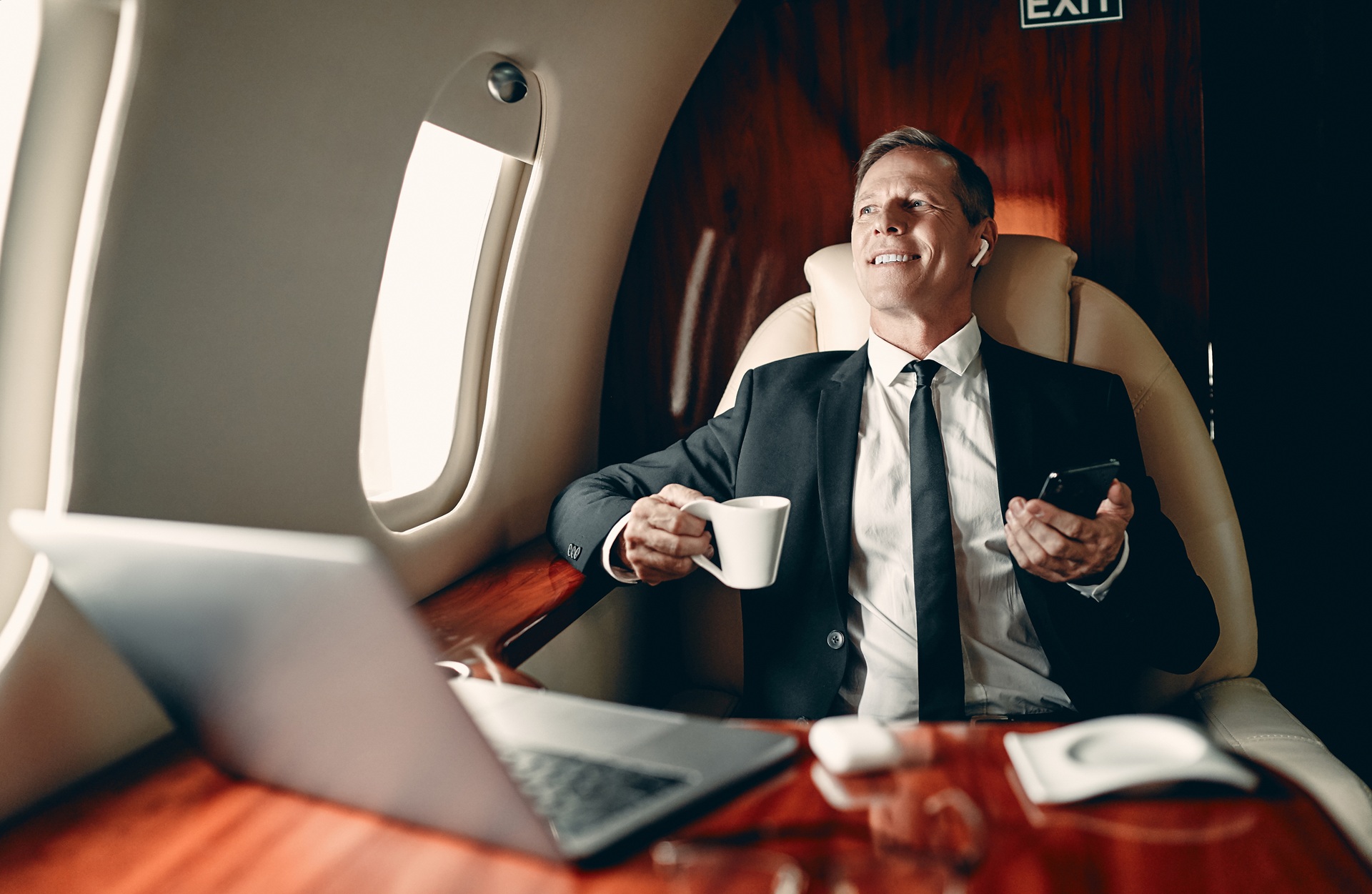 Geschäftsmann genießt Kaffee im Luxusflugzeug | Emirates First Class