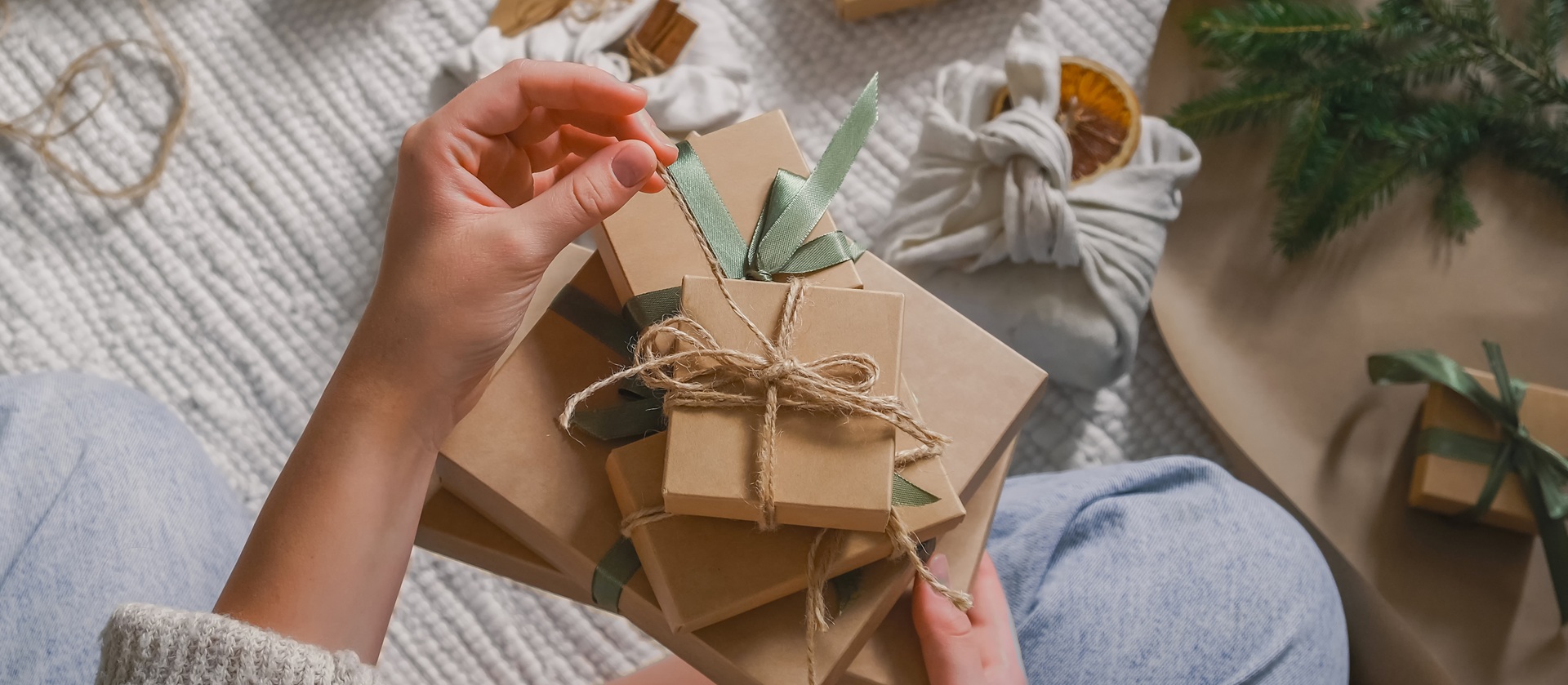 Nachhaltig verpackte Geschenke mit Schleifen | Babor