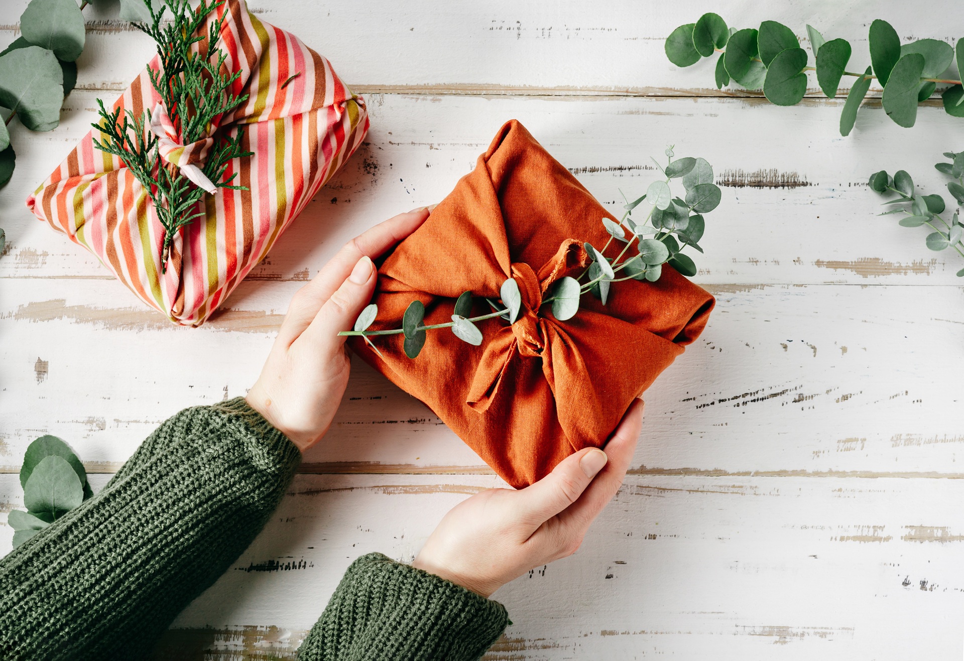 Kreative Geschenkverpackung mit Stofftüchern und Pflanzen | Babor