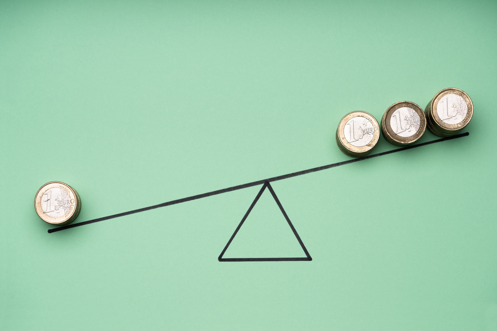 Euro-Münzen auf Waage als Symbol für Preisvergleich | Heizölpreise NRW