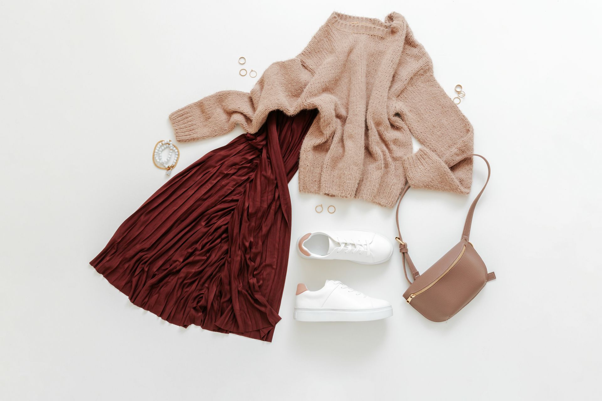 musselin kleidung kombiniert mit plissee rock strickpullover sneakers und tasche als flatlay outfit inspiration